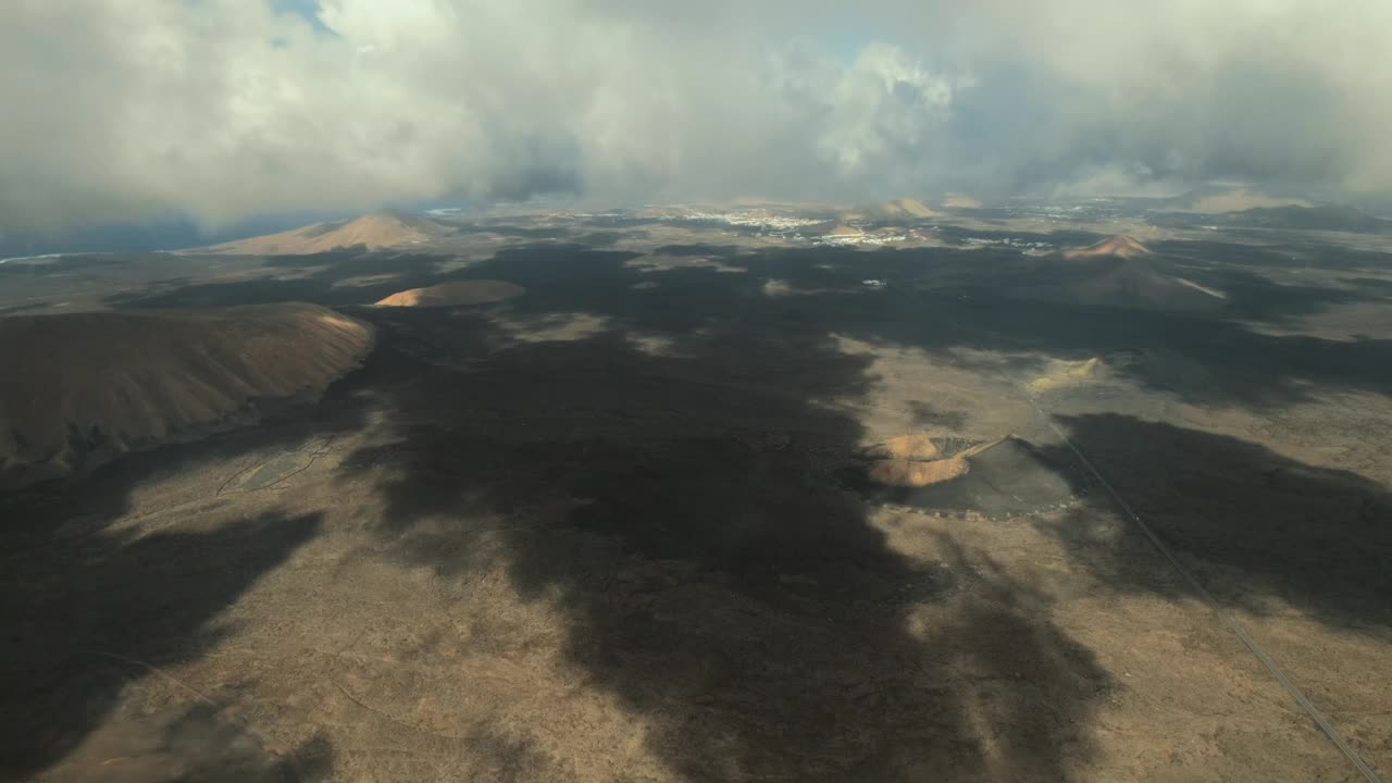 无人机拍摄的兰萨罗特岛蒂曼法亚国家公园岩石火山自然景观。西班牙视频素材