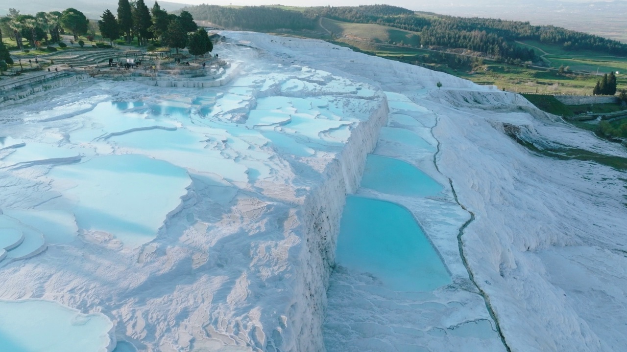 俯瞰Pamukkale - Hierapolis 4K无人机镜头在日出视频素材