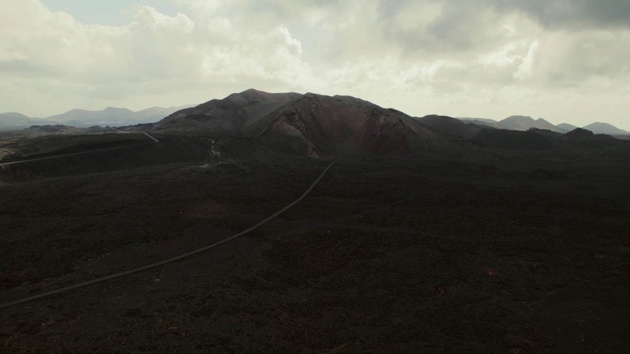 无人机拍摄的兰萨罗特岛蒂曼法亚国家公园岩石火山自然景观。西班牙视频素材