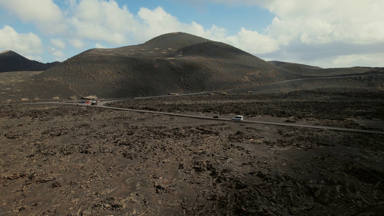 无人机拍摄的兰萨罗特岛蒂曼法亚国家公园岩石火山自然景观。西班牙视频素材