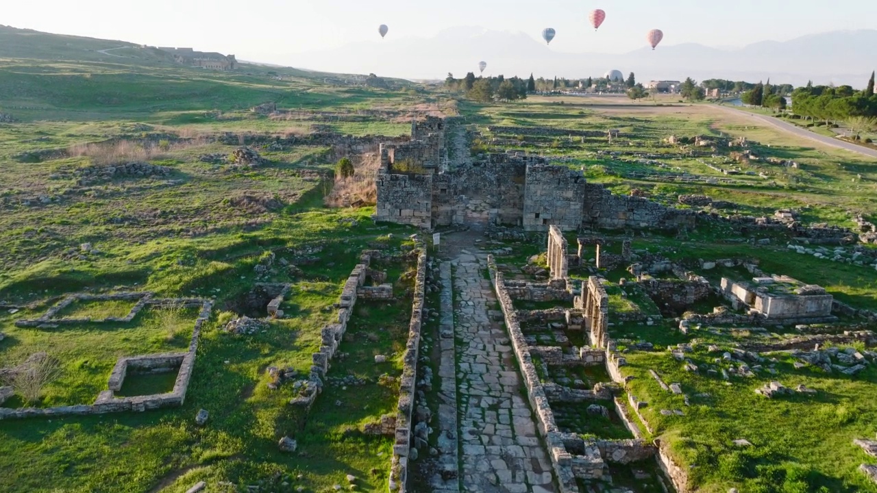 俯瞰Pamukkale - Hierapolis 4K无人机镜头在日出视频素材