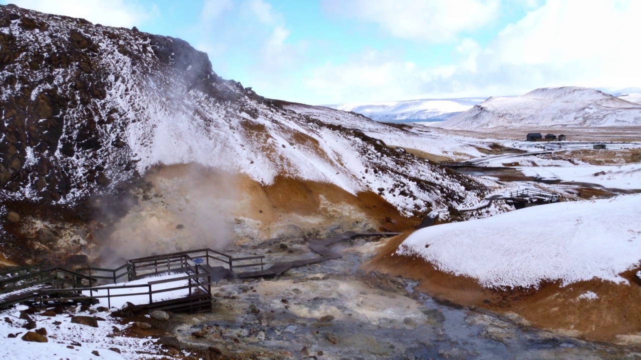 地热区Seltún的美丽景色，火山系统Krýsuvík的一部分，在冬天冰岛的Reykjanes半岛上有蒸汽温泉，火山喷发孔和泥罐。视频素材