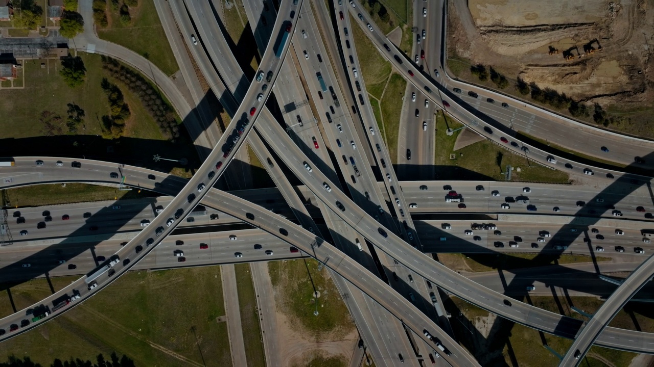 繁忙的公路十字路口鸟瞰鸟瞰图视频素材