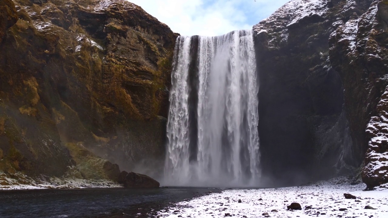 美丽的瀑布Skógafoss(高60米)，在冬季，冰岛南海岸靠近环路的一个热门旅游目的地。视频素材