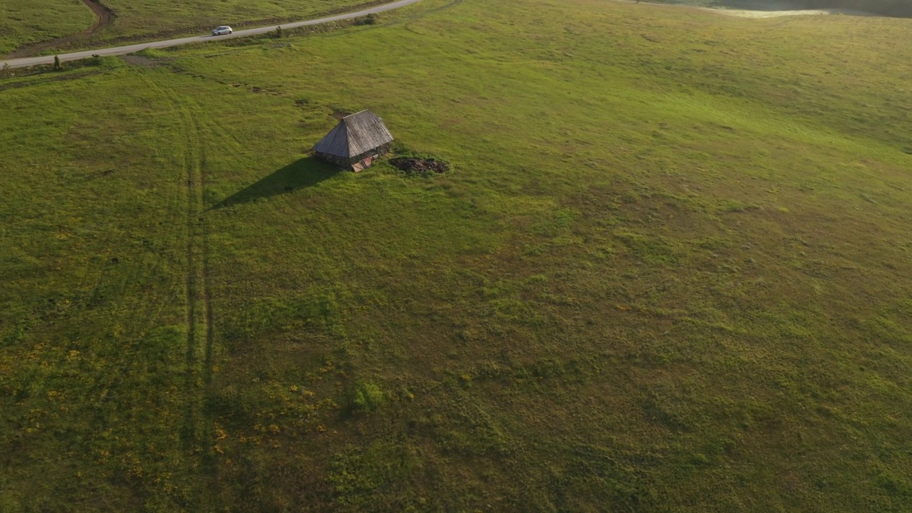 塞尔维亚Zlatibor山坡上的牧羊人小屋视频素材