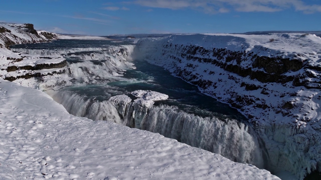 壮观的瀑布Gullfoss(冰岛:金色瀑布)位于冰岛西南部，是著名的黄金圈的一部分，在冬天有五颜六色的彩虹，雪和冰的形成。视频素材