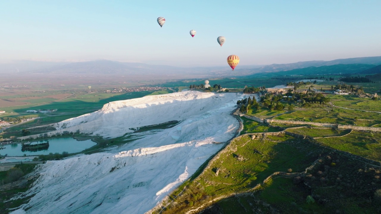 俯瞰Pamukkale - Hierapolis 4K无人机镜头在日出视频素材