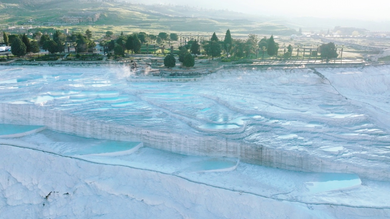 俯瞰Pamukkale - Hierapolis 4K无人机镜头在日出视频素材