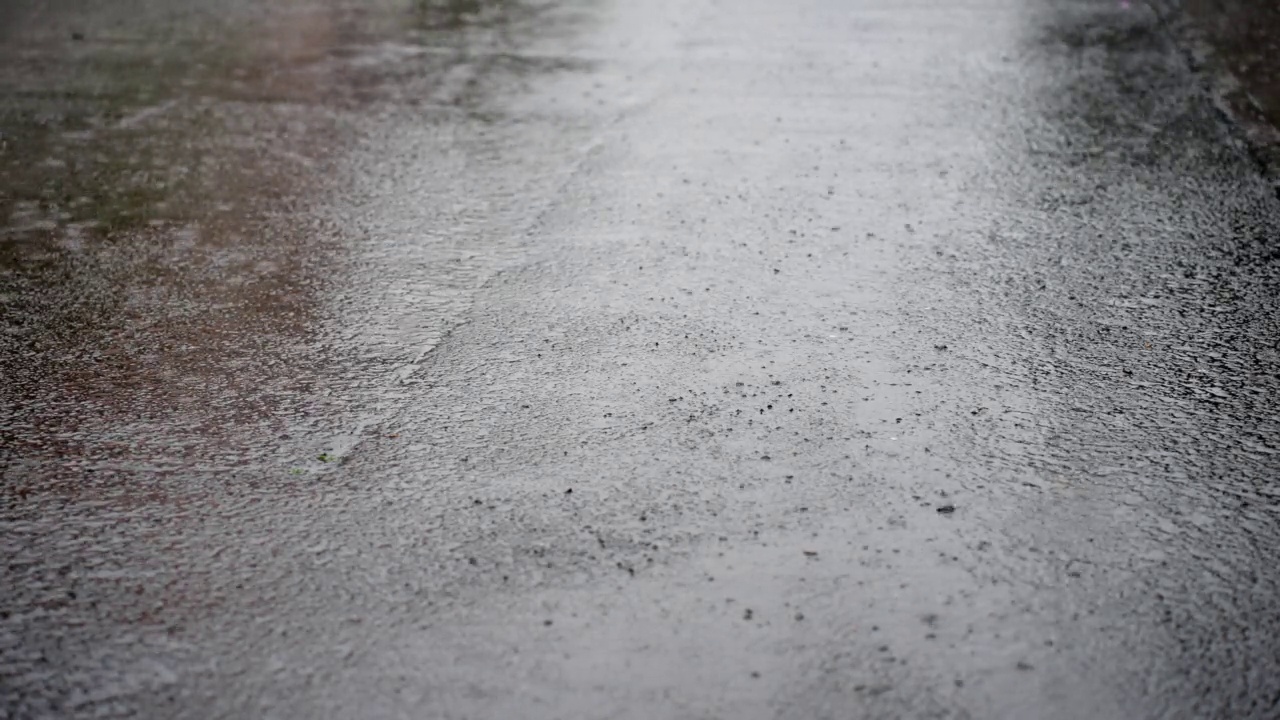 雨水打在柏油路上视频素材