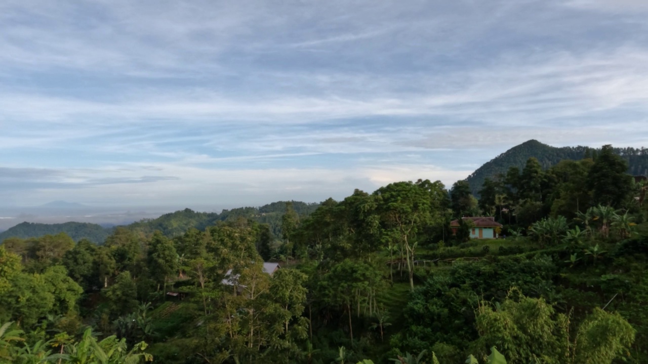 这是一个村庄的景色，它位于高地，有一个凉爽的温度视频素材