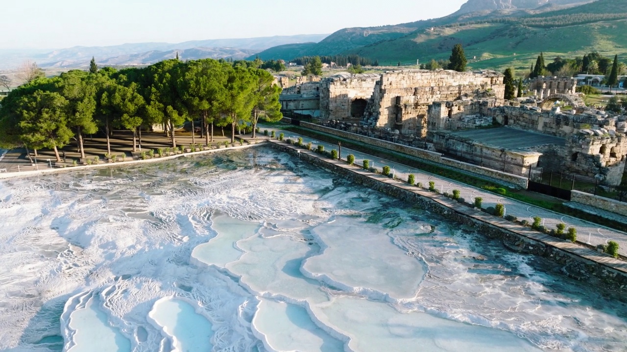 俯瞰Pamukkale - Hierapolis 4K无人机镜头在日出视频素材