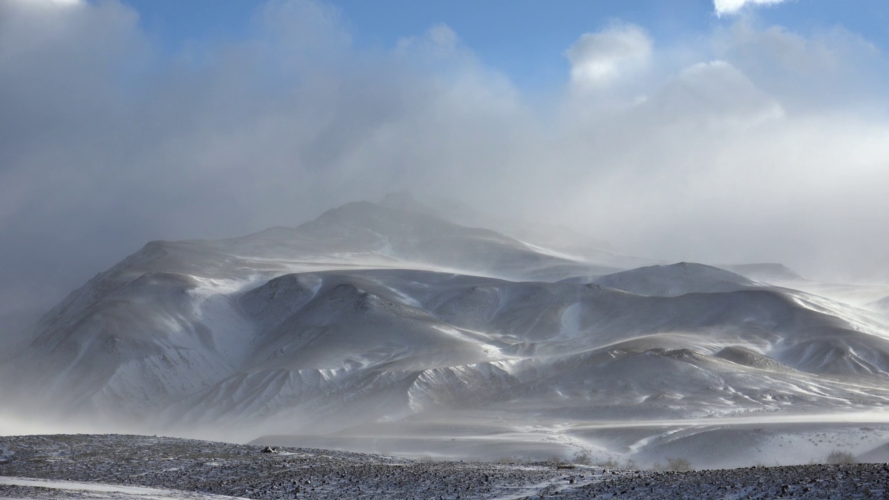 阿尔泰库雷山脉冬季有暴雪和强雪灾。视频素材