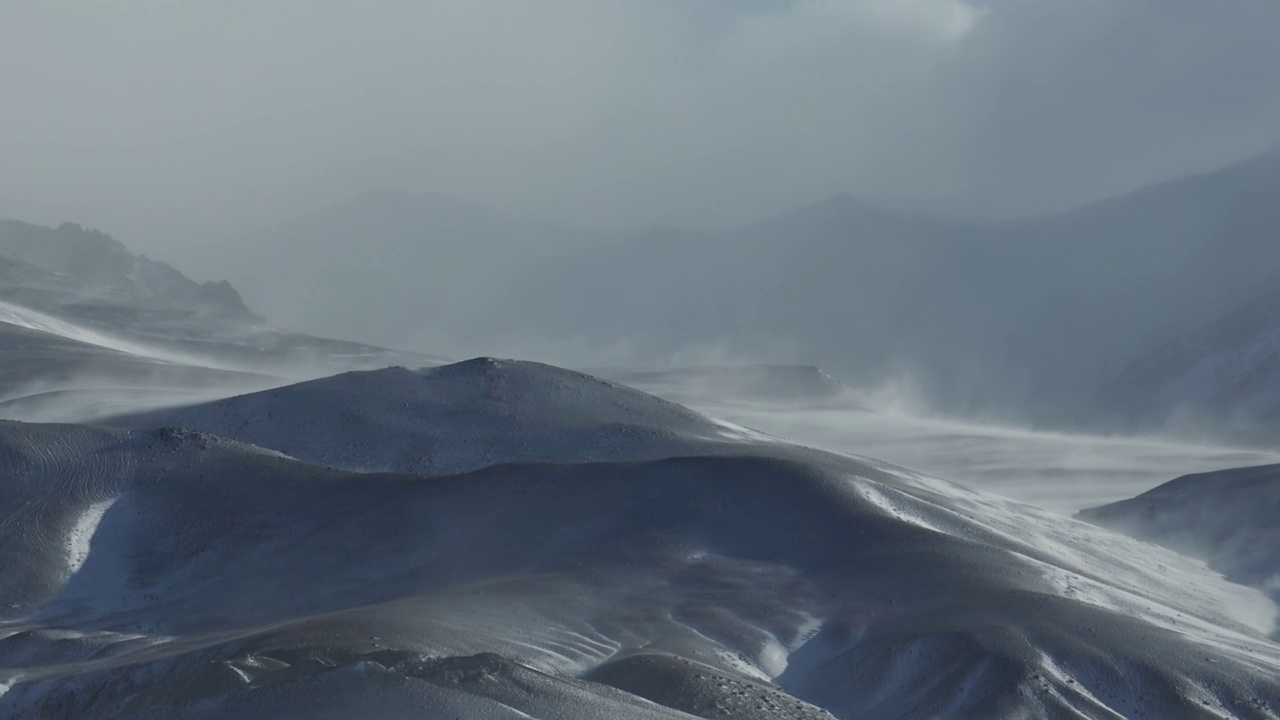 阿尔泰库莱山脉冬季暴雪和强雪暴的延时视频。视频素材