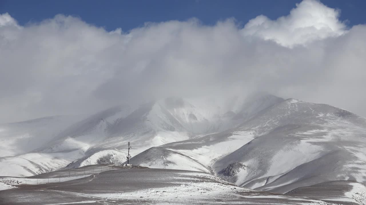 Kuray山上的转发器塔与流动的云的视频。西伯利亚阿尔泰,Russiia视频素材