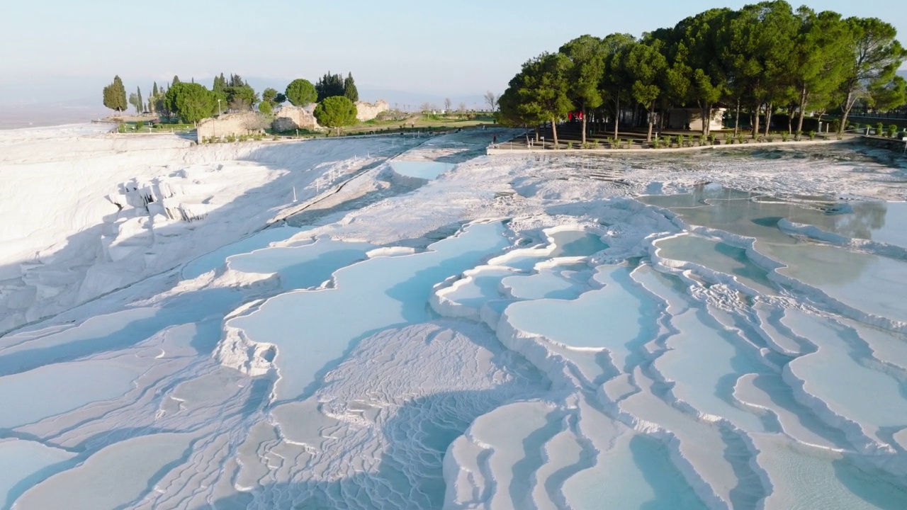 俯瞰Pamukkale - Hierapolis 4K无人机镜头在日出视频素材