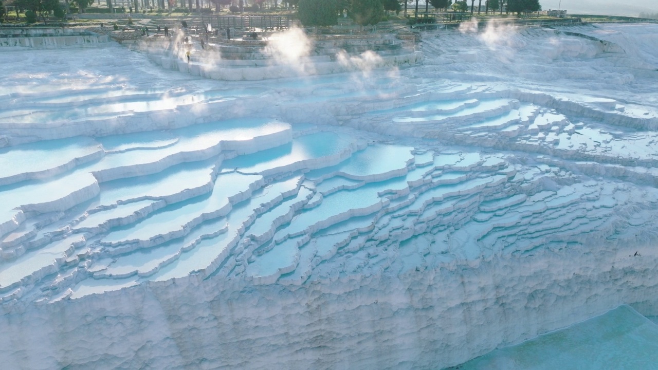 俯瞰Pamukkale - Hierapolis 4K无人机镜头在日出视频素材