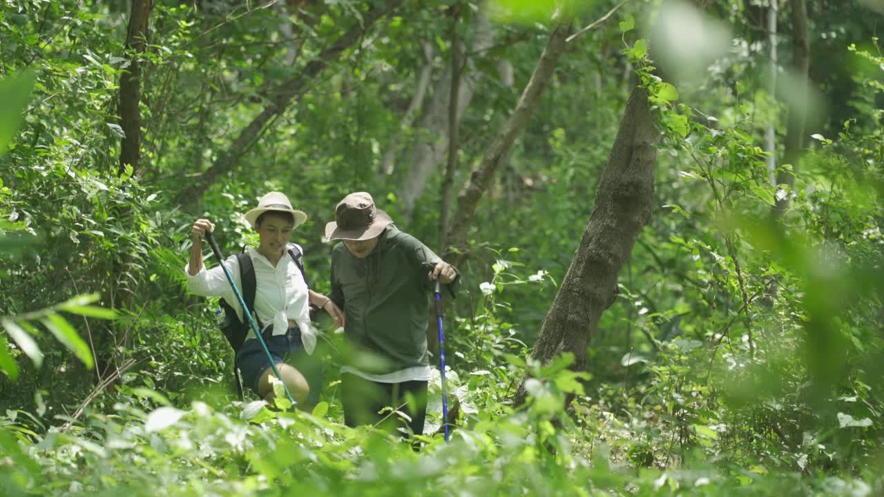 中年夫妇徒步旅行视频素材