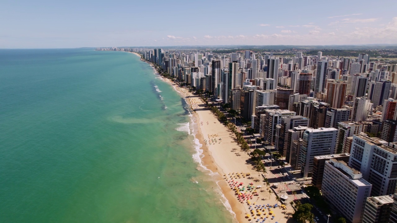 鸟瞰“Boa Viagem”海滩在累西腓，伯南布哥的首都，巴西。视频素材