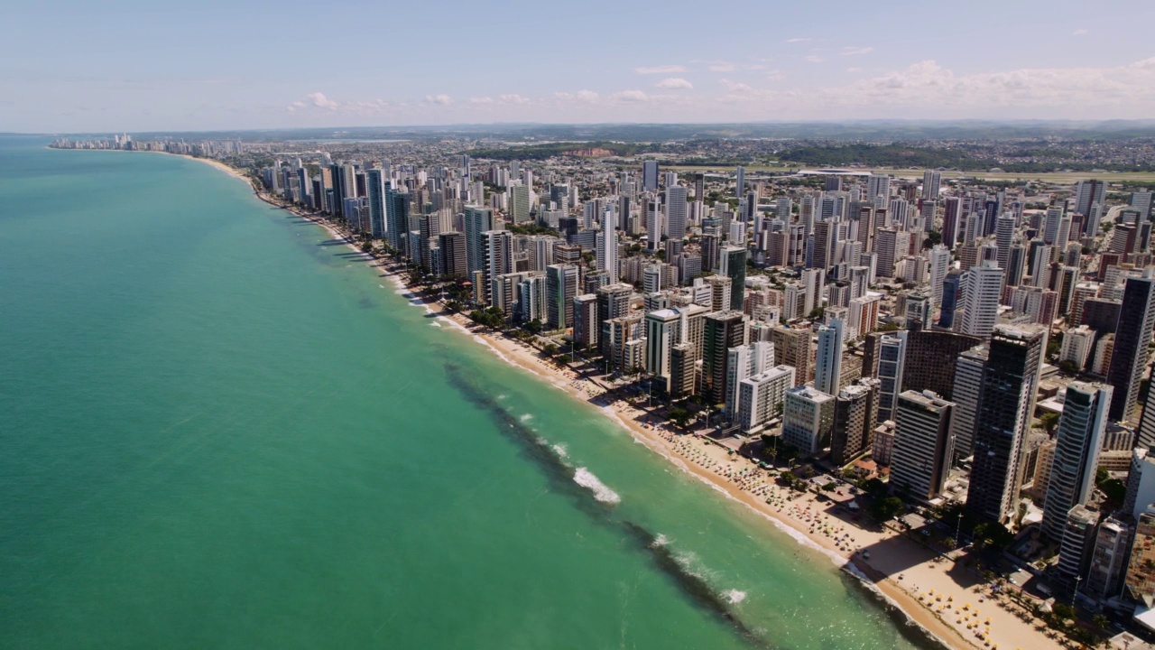 鸟瞰“Boa Viagem”海滩在累西腓，伯南布哥的首都，巴西。视频素材