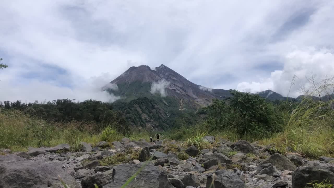 默拉皮山的时间流逝，一个受欢迎的目的地在日惹，印度尼西亚。视频素材