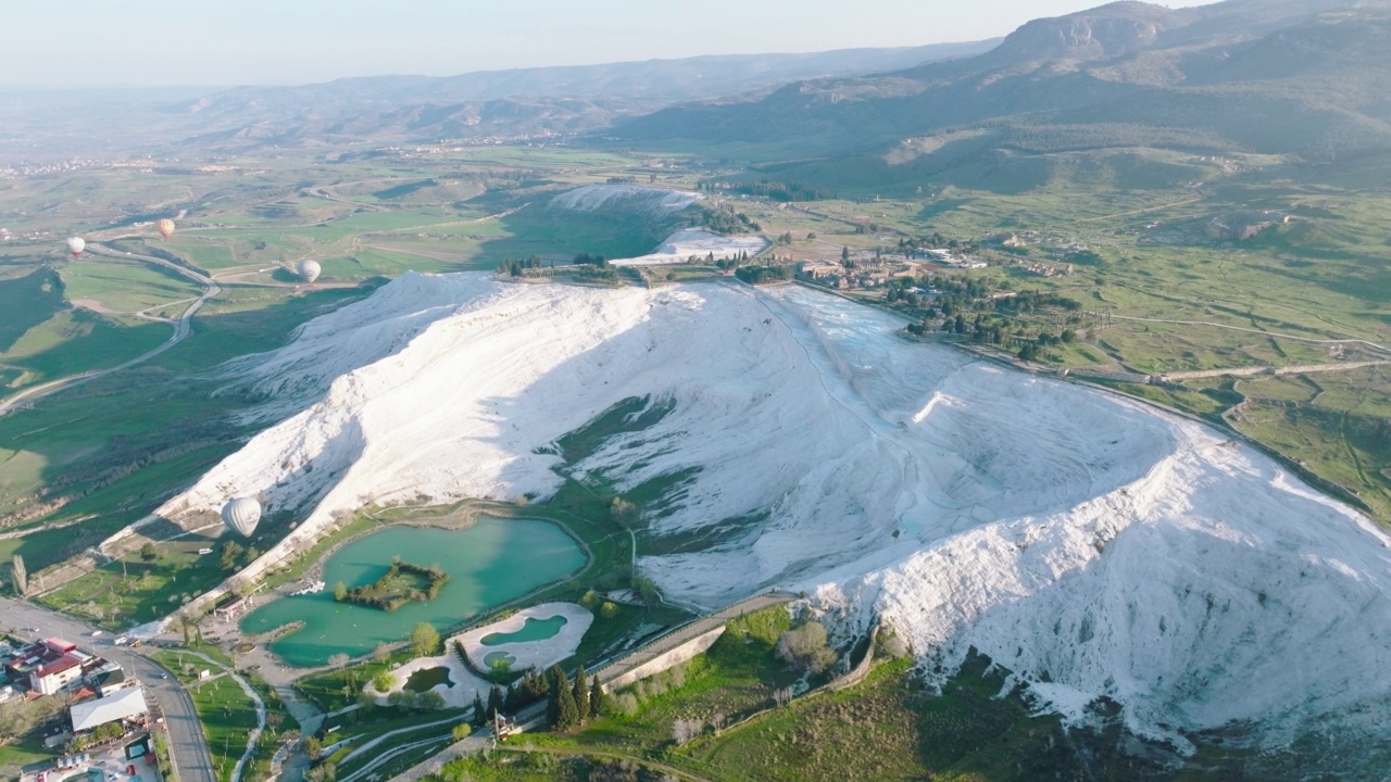 俯瞰Pamukkale - Hierapolis 4K无人机镜头在日出视频素材