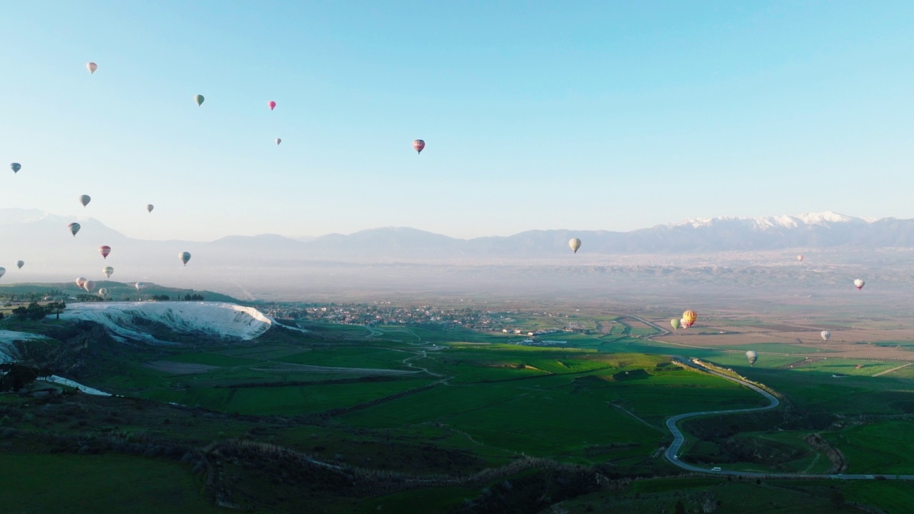 俯瞰Pamukkale - Hierapolis 4K无人机镜头在日出视频素材