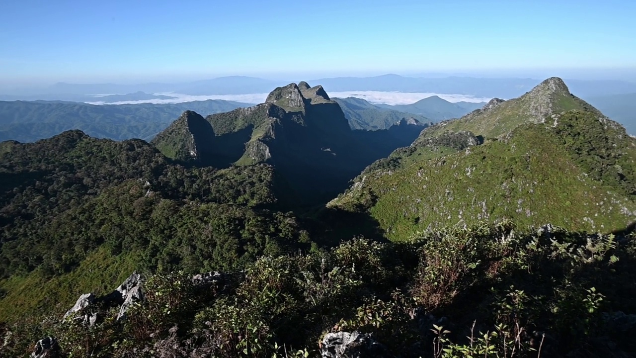 在泰国清迈省最高的石灰岩山脉——清岛山的山顶上拍摄的自然之美。视频素材