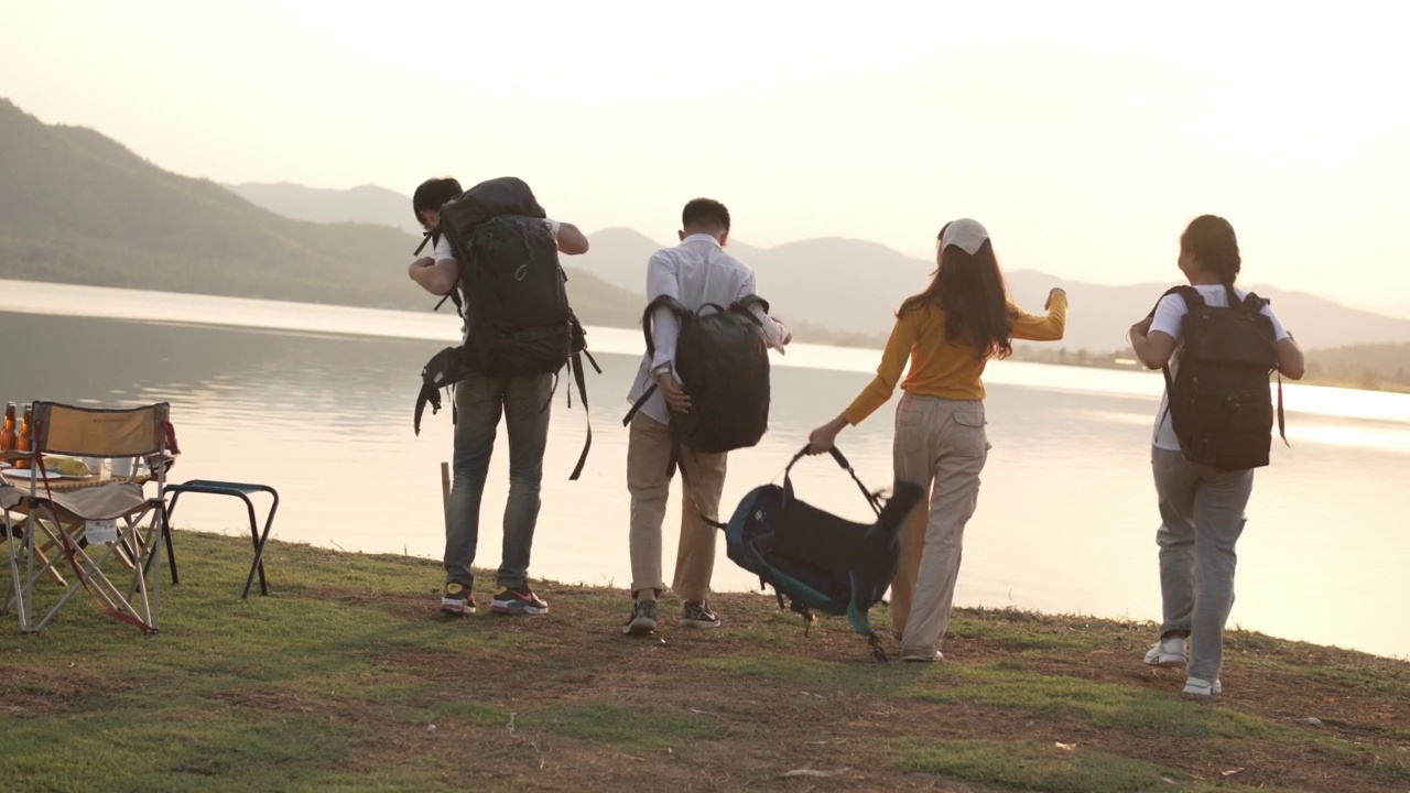 一群亚洲朋友背包旅行和散步野餐和露营和和举起你的手愉快的兴奋视频素材