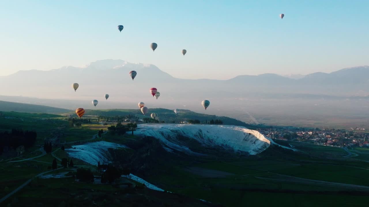 俯瞰Pamukkale - Hierapolis 4K无人机镜头在日出视频素材