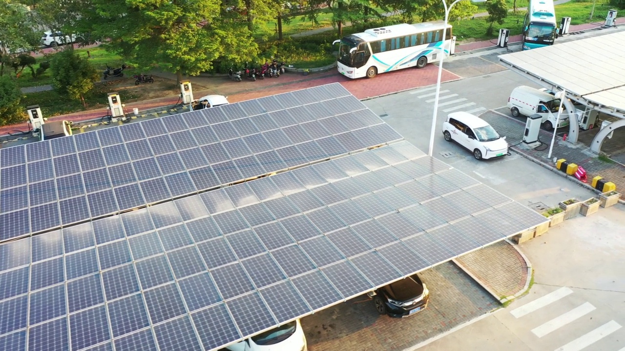 这是一个由太阳能电池板供电的绿色充电站视频素材