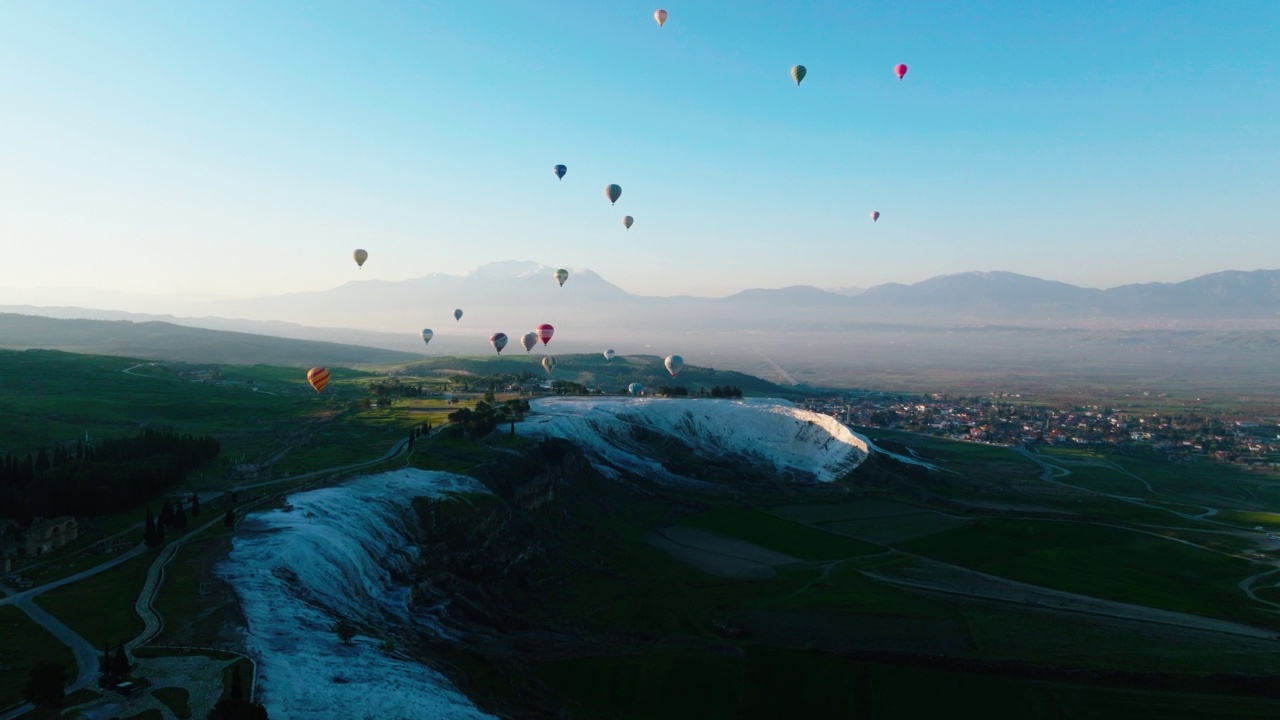 俯瞰Pamukkale - Hierapolis 4K无人机镜头在日出视频素材