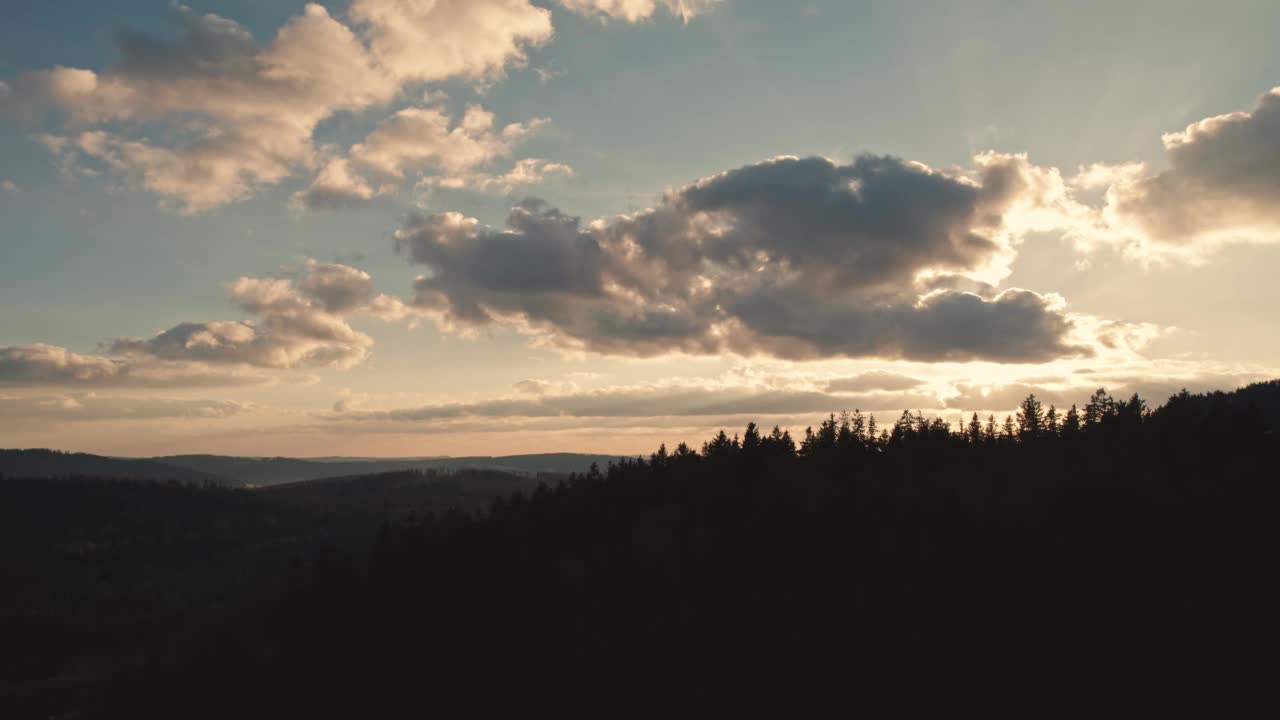 夕阳在山间小山上的树丛中闪烁。魔法时刻，生态和伐木理念，停止破坏地球。视频素材