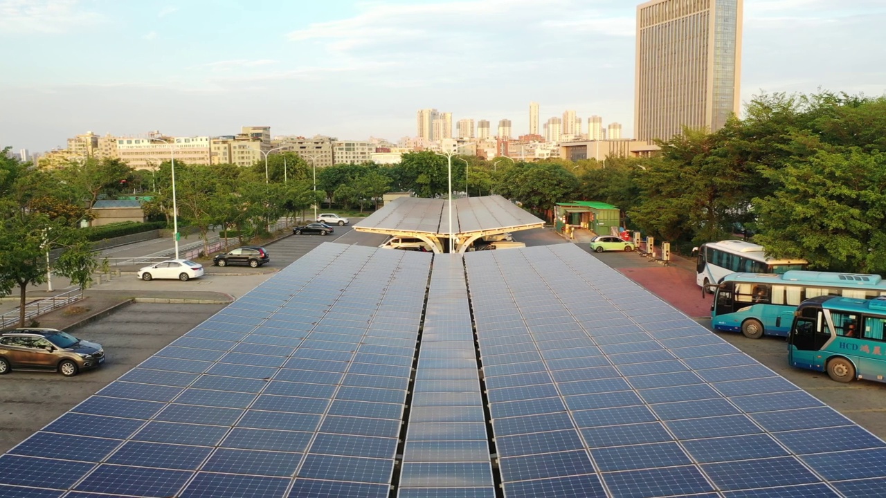 这是一个由太阳能电池板供电的绿色充电站视频素材