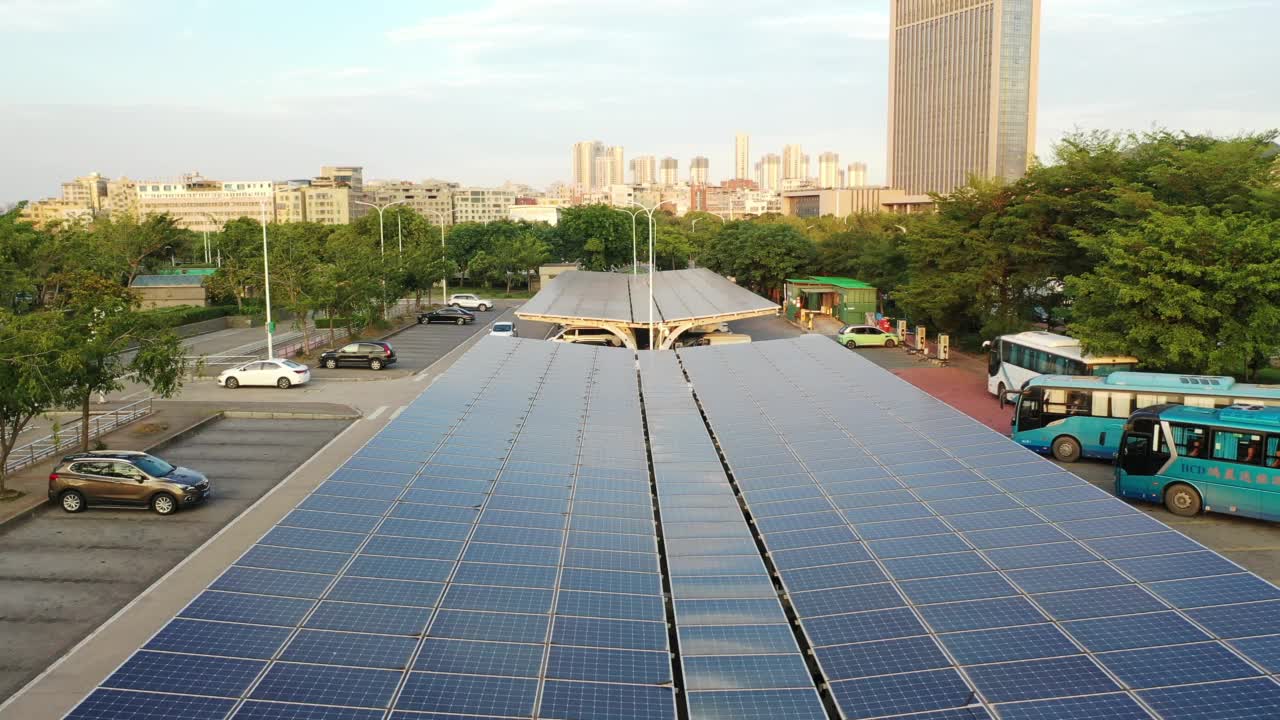 这是一个由太阳能电池板供电的绿色充电站视频素材