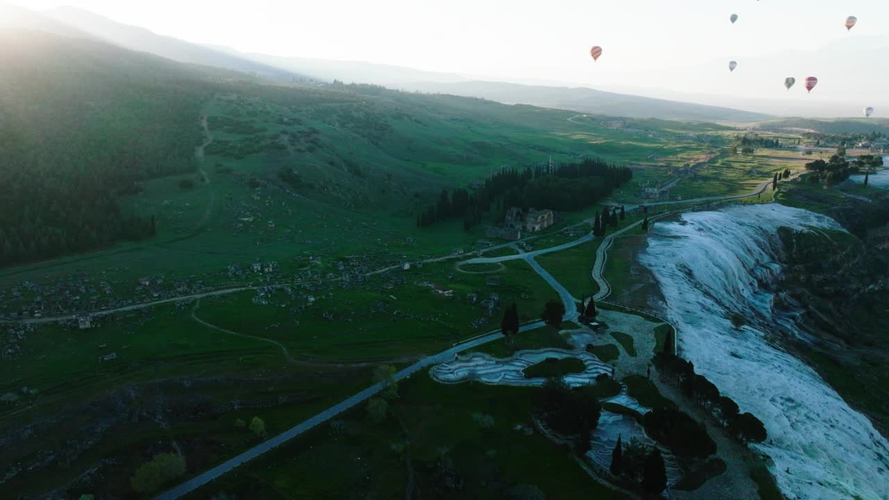 俯瞰Pamukkale - Hierapolis 4K无人机镜头在日出视频素材