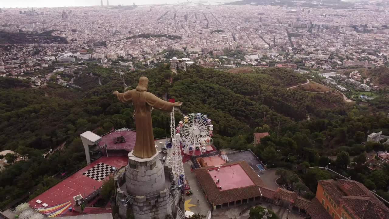 巴塞罗那Tibidabo的鸟瞰图。视频素材