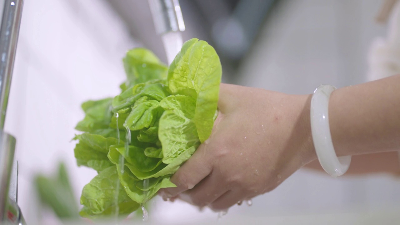 妇女们在厨房里洗蔬菜视频素材