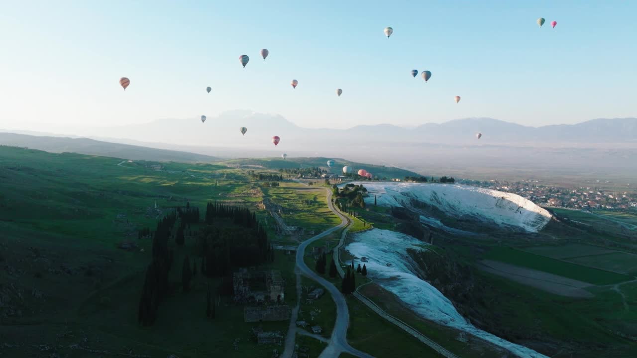 俯瞰Pamukkale - Hierapolis 4K无人机镜头在日出视频素材