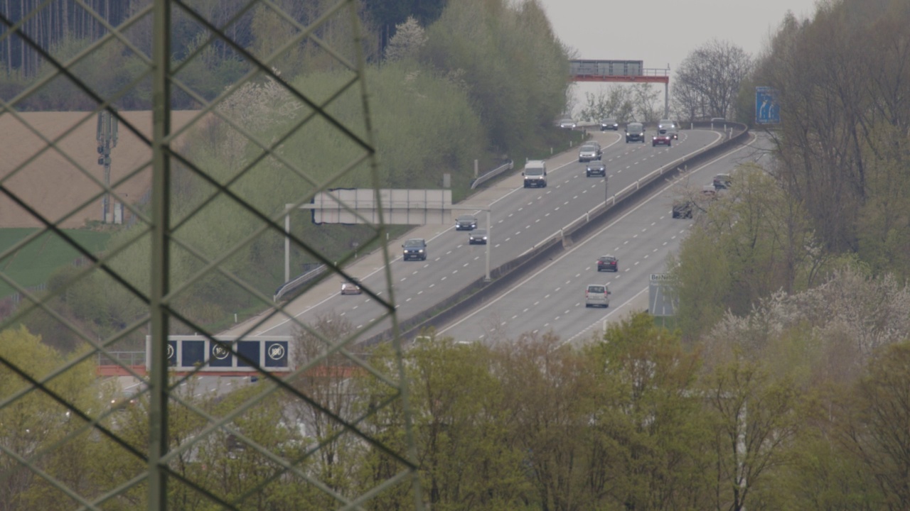 奥地利三车道高速公路上的汽车交通视频素材