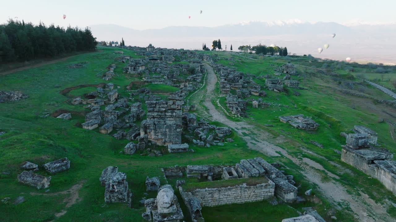 古代希拉波利斯墓地的4K无人机镜头在日出视频素材