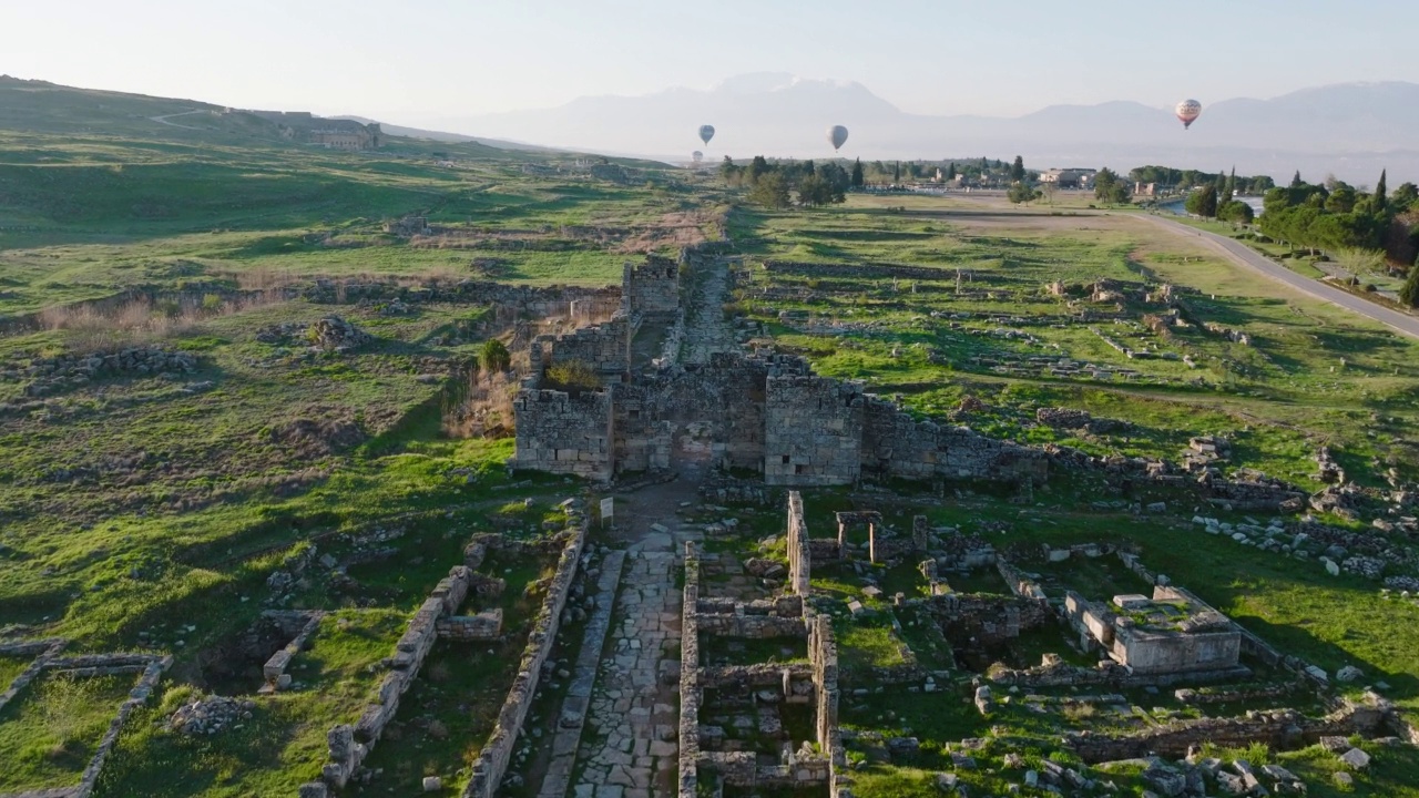 日出时，古代希拉波利斯的Frontinus门，主要街道和北拜占庭门视频素材