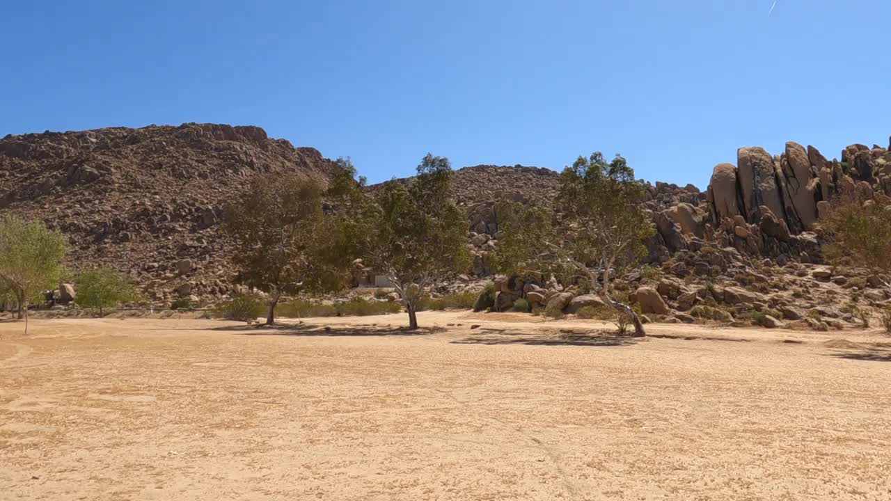 莫哈韦沙漠中的岩石小山视频素材