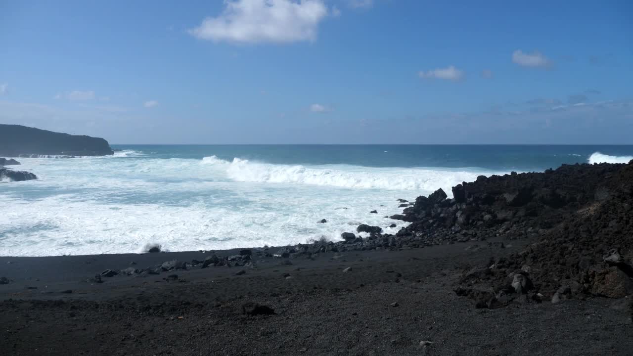 帕索兰萨罗特海滩，加那利群岛，夏日阳光明媚，海面波涛汹涌。加那利群岛的自然和旅游资源视频素材