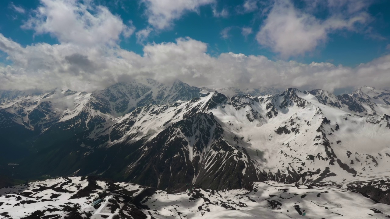 在美丽的雪峰和冰川上飞越山云。视频素材