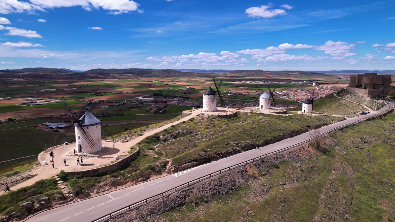 在Consuegra，托莱多，西班牙的唐吉诃德风车的鸟瞰图。高质量4k镜头视频素材