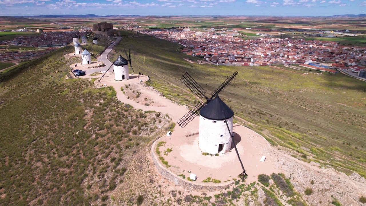 在Consuegra，托莱多，西班牙的唐吉诃德风车的鸟瞰图。高质量4k镜头视频素材