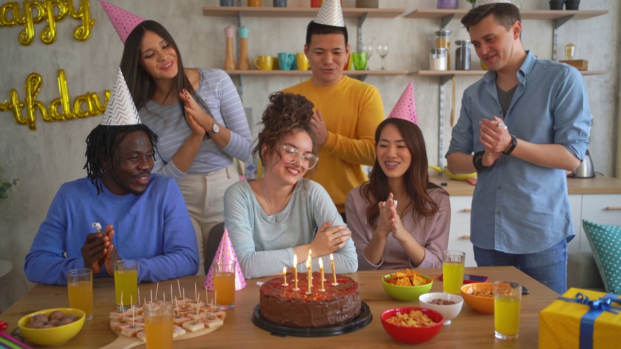 吹生日蜡烛的女人视频素材