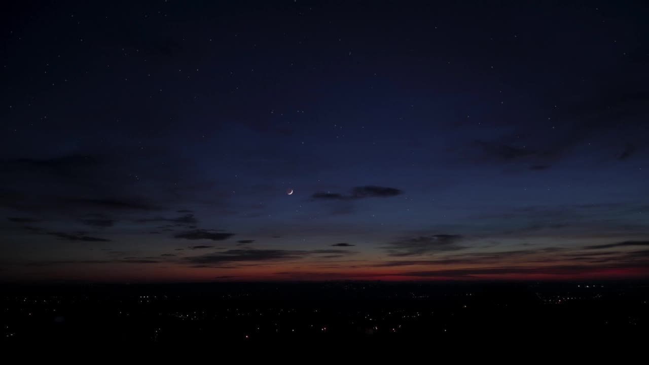 行星、星星和月亮在乡村街灯的明亮天空中。视频素材