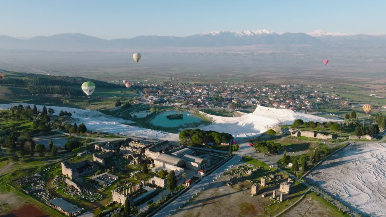 俯瞰Pamukkale - Hierapolis 4K无人机镜头在日出视频素材