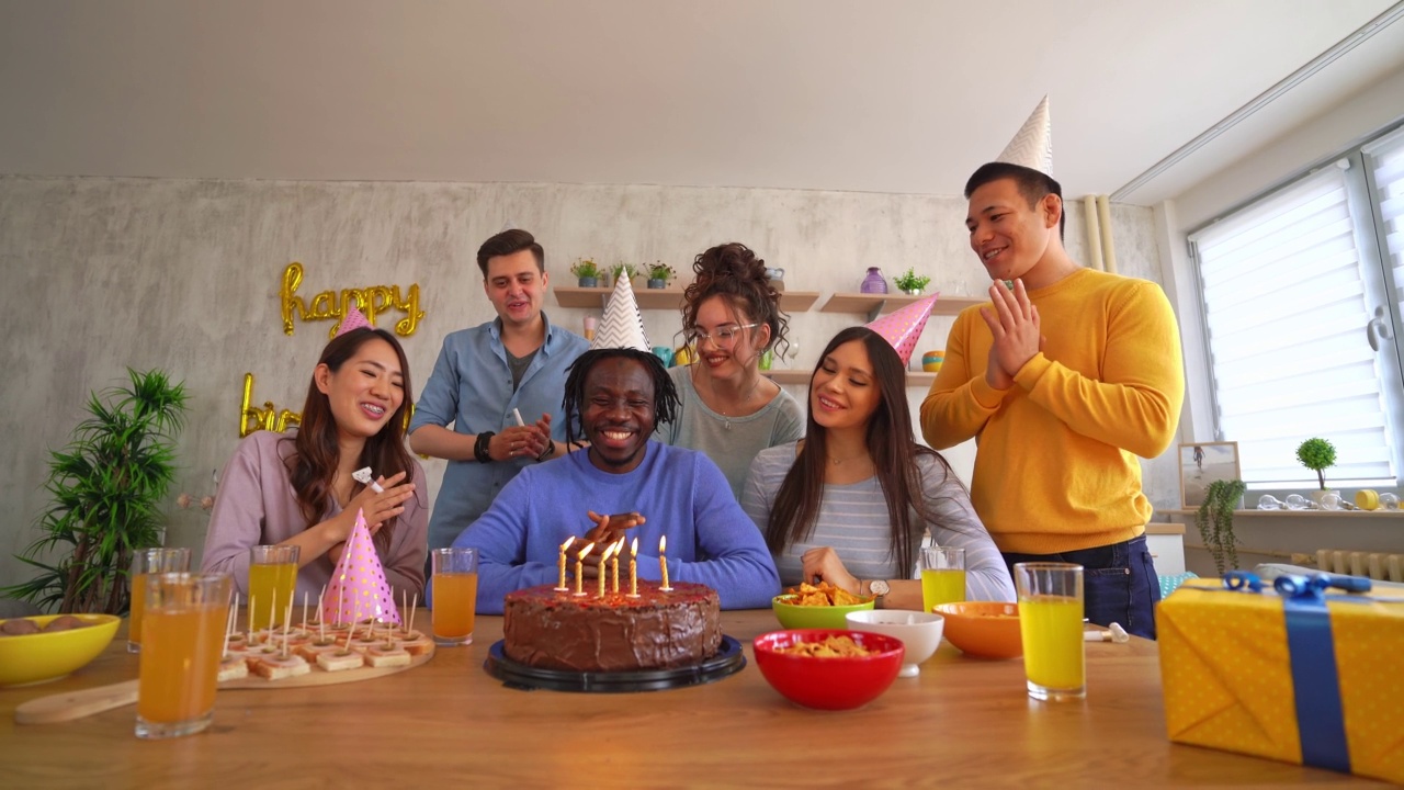 吹生日蜡烛的男人视频素材